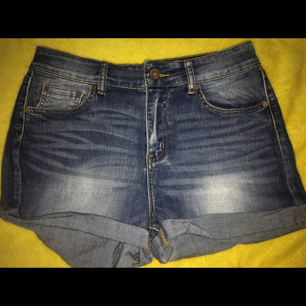 Lightish blue wash jean short.